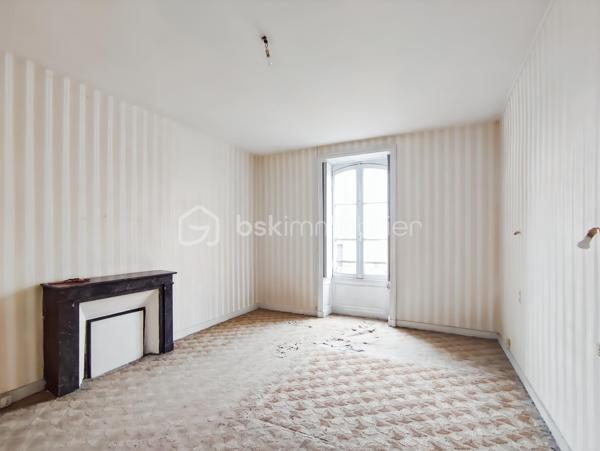 En Exclusivité: À vendre à Janzé, ancien ensemble immobilier emblématique offrant un cadre unique pour un projet de vie, une activité professionnelle ou un investissement patrimonial.

Au cœur de la propriété, une élégante maison bourgeoise séduit par son authenticité : cheminées d'époque, parquets anciens, belles hauteurs sous plafond et volumes généreux. Le grenier aménageable permet d'envisager plus de 260 m² habitables, offrant de nombreuses possibilités d'aménagement.

L'ensemble comprend également plusieurs dépendances aux usages variés :
• Bâtiments annexes pouvant être transformés en bureaux, ateliers, espaces professionnels ou logements complémentaires.
• Grand hangar idéal pour le stockage ou une activité artisanale.
• Bâtiment en briques pouvant accueillir garage, atelier ou autre.

Ce bien rare réunit charme, histoire et potentiel. Il conviendra aussi bien à une grande famille en quête d'une demeure de caractère qu'à un entrepreneur, un investisseur ou un porteur de projet souhaitant valoriser un ensemble immobilier aux multiples possibilités.

Les atouts :
✔ Maison bourgeoise de caractère
✔ Plus de 260 m² habitables potentiels
✔ Nombreuses dépendances
✔ Fort potentiel de développement
✔ Projet habitation, professionnel ou mixte
✔ Bien rare sur le secteur

Une opportunité unique de redonner vie à un lieu chargé d'histoire tout en bénéficiant d'un important potentiel de valorisation.

Renseignements complémentaires et visites sur demande.