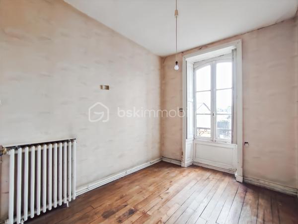 En Exclusivité: À vendre à Janzé, ancien ensemble immobilier emblématique offrant un cadre unique pour un projet de vie, une activité professionnelle ou un investissement patrimonial.

Au cœur de la propriété, une élégante maison bourgeoise séduit par son authenticité : cheminées d'époque, parquets anciens, belles hauteurs sous plafond et volumes généreux. Le grenier aménageable permet d'envisager plus de 260 m² habitables, offrant de nombreuses possibilités d'aménagement.

L'ensemble comprend également plusieurs dépendances aux usages variés :
• Bâtiments annexes pouvant être transformés en bureaux, ateliers, espaces professionnels ou logements complémentaires.
• Grand hangar idéal pour le stockage ou une activité artisanale.
• Bâtiment en briques pouvant accueillir garage, atelier ou autre.

Ce bien rare réunit charme, histoire et potentiel. Il conviendra aussi bien à une grande famille en quête d'une demeure de caractère qu'à un entrepreneur, un investisseur ou un porteur de projet souhaitant valoriser un ensemble immobilier aux multiples possibilités.

Les atouts :
✔ Maison bourgeoise de caractère
✔ Plus de 260 m² habitables potentiels
✔ Nombreuses dépendances
✔ Fort potentiel de développement
✔ Projet habitation, professionnel ou mixte
✔ Bien rare sur le secteur

Une opportunité unique de redonner vie à un lieu chargé d'histoire tout en bénéficiant d'un important potentiel de valorisation.

Renseignements complémentaires et visites sur demande.