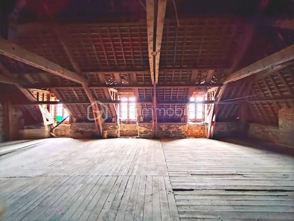 En Exclusivité: À vendre à Janzé, ancien ensemble immobilier emblématique offrant un cadre unique pour un projet de vie, une activité professionnelle ou un investissement patrimonial.

Au cœur de la propriété, une élégante maison bourgeoise séduit par son authenticité : cheminées d'époque, parquets anciens, belles hauteurs sous plafond et volumes généreux. Le grenier aménageable permet d'envisager plus de 260 m² habitables, offrant de nombreuses possibilités d'aménagement.

L'ensemble comprend également plusieurs dépendances aux usages variés :
• Bâtiments annexes pouvant être transformés en bureaux, ateliers, espaces professionnels ou logements complémentaires.
• Grand hangar idéal pour le stockage ou une activité artisanale.
• Bâtiment en briques pouvant accueillir garage, atelier ou autre.

Ce bien rare réunit charme, histoire et potentiel. Il conviendra aussi bien à une grande famille en quête d'une demeure de caractère qu'à un entrepreneur, un investisseur ou un porteur de projet souhaitant valoriser un ensemble immobilier aux multiples possibilités.

Les atouts :
✔ Maison bourgeoise de caractère
✔ Plus de 260 m² habitables potentiels
✔ Nombreuses dépendances
✔ Fort potentiel de développement
✔ Projet habitation, professionnel ou mixte
✔ Bien rare sur le secteur

Une opportunité unique de redonner vie à un lieu chargé d'histoire tout en bénéficiant d'un important potentiel de valorisation.

Renseignements complémentaires et visites sur demande.