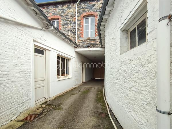 En Exclusivité: À vendre à Janzé, ancien ensemble immobilier emblématique offrant un cadre unique pour un projet de vie, une activité professionnelle ou un investissement patrimonial.

Au cœur de la propriété, une élégante maison bourgeoise séduit par son authenticité : cheminées d'époque, parquets anciens, belles hauteurs sous plafond et volumes généreux. Le grenier aménageable permet d'envisager plus de 260 m² habitables, offrant de nombreuses possibilités d'aménagement.

L'ensemble comprend également plusieurs dépendances aux usages variés :
• Bâtiments annexes pouvant être transformés en bureaux, ateliers, espaces professionnels ou logements complémentaires.
• Grand hangar idéal pour le stockage ou une activité artisanale.
• Bâtiment en briques pouvant accueillir garage, atelier ou autre.

Ce bien rare réunit charme, histoire et potentiel. Il conviendra aussi bien à une grande famille en quête d'une demeure de caractère qu'à un entrepreneur, un investisseur ou un porteur de projet souhaitant valoriser un ensemble immobilier aux multiples possibilités.

Les atouts :
✔ Maison bourgeoise de caractère
✔ Plus de 260 m² habitables potentiels
✔ Nombreuses dépendances
✔ Fort potentiel de développement
✔ Projet habitation, professionnel ou mixte
✔ Bien rare sur le secteur

Une opportunité unique de redonner vie à un lieu chargé d'histoire tout en bénéficiant d'un important potentiel de valorisation.

Renseignements complémentaires et visites sur demande.