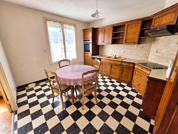 Vente                                                      Maison
                        
                     8 pièces                      136 m2                     à Brest