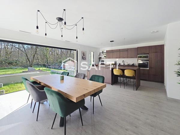 Contemporaine lumineuse aux volumes généreux