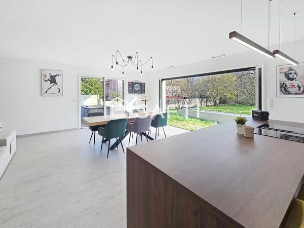 Contemporaine lumineuse aux volumes généreux