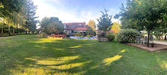 Propriété avec piscine à 2 pas de la Loire sur un parc arboré de 8900 m² à Germigny Des Prés