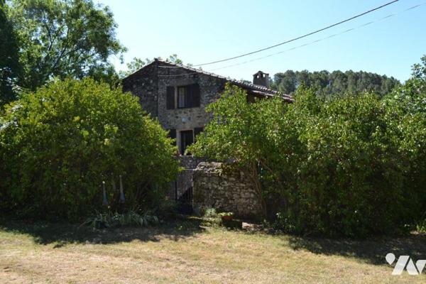 BATISSE EN PIERRE AVEC TERRAIN ATTENANT DE 8806 m²