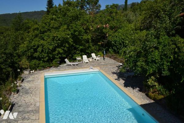 BATISSE EN PIERRE AVEC TERRAIN ATTENANT DE 8806 m²