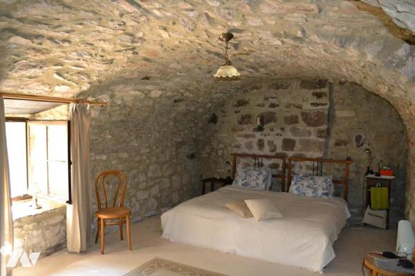 BATISSE EN PIERRE AVEC TERRAIN ATTENANT DE 8806 m²