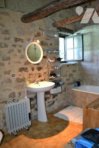 BATISSE EN PIERRE AVEC TERRAIN ATTENANT DE 8806 m²