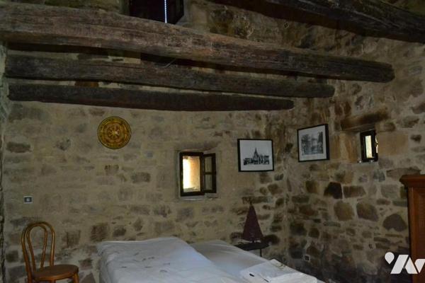 BATISSE EN PIERRE AVEC TERRAIN ATTENANT DE 8806 m²