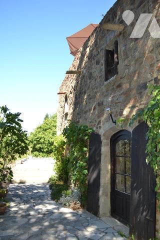 BATISSE EN PIERRE AVEC TERRAIN ATTENANT DE 8806 m²