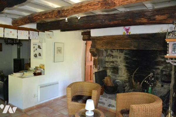 BATISSE EN PIERRE AVEC TERRAIN ATTENANT DE 8806 m²