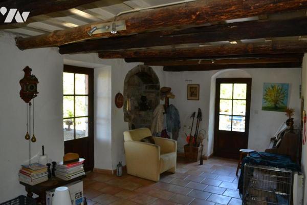 BATISSE EN PIERRE AVEC TERRAIN ATTENANT DE 8806 m²