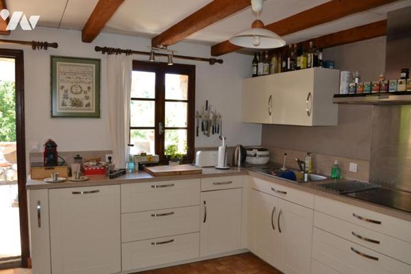 BATISSE EN PIERRE AVEC TERRAIN ATTENANT DE 8806 m²