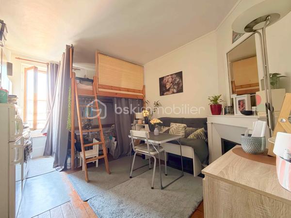 En plein cœur d'un secteur très recherché du 16e arrondissement de Paris, à deux pas des transports et des commerces, découvrez ce studio / grande chambre de service situé au 5e et dernier étage (sans ascenseur).

Idéal pour un investissement patrimonial, une stratégie locative ou pour loger un enfant étudiant en toute sécurité dans un cadre prestigieux.

Localisation & Transports privilégiés :
- RER C (station Boulainvilliers) à quelques pas.
- Métro Ligne 9 (station La Muette) à proximité immédiate.
- Quartier dynamique, commerçant et sécurisé, très prisé des étudiants et jeunes actifs.

Les atouts de l'appartement :
•	Belle surface optimisée : 14,84 m² proposant un agencement fonctionnel et chaleureux.
•	Cuisine meublée et équipée : Plaque de cuisson, four, évier et branchement/emplacement pour machine à laver déjà intégrée.
•	Le charme de l'ancien préservé : Présence d'une jolie cheminée apportant beaucoup de cachet à la pièce.
•	Confort & Isolation : Fenêtres en double vitrage pour un calme absolu.
•	Sanitaires : Coin douche et WC situés sur le palier, parfaitement entretenus.

La copropriété & L'environnement :
•	Immeuble de très haut standing : Magnifique bâtiment de fin du XIXᵉ siècle.
•	Prestations de caractère : Hall d'entrée avec double sas sécurisé et superbes boiseries d'époque.
•	Emplacement stratégique : Proximité immédiate des métros, bus, grandes écoles et commodités du 16e arrondissement.

Informations financières & Techniques :
•	Prix de vente : 180 000 € (Honoraires agence inclus)
•	Étage : 5e et dernier étage (sans ascenseur)
•	DPE projeté : D

Dossier complet et visites sur demande.

N'hésitez pas à me contacter directement pour organiser une découverte du bien.