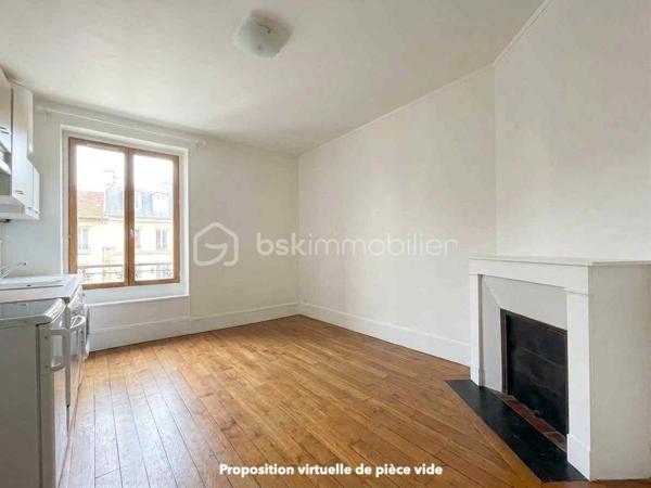 En plein cœur d'un secteur très recherché du 16e arrondissement de Paris, à deux pas des transports et des commerces, découvrez ce studio / grande chambre de service situé au 5e et dernier étage (sans ascenseur).

Idéal pour un investissement patrimonial, une stratégie locative ou pour loger un enfant étudiant en toute sécurité dans un cadre prestigieux.

Localisation & Transports privilégiés :
- RER C (station Boulainvilliers) à quelques pas.
- Métro Ligne 9 (station La Muette) à proximité immédiate.
- Quartier dynamique, commerçant et sécurisé, très prisé des étudiants et jeunes actifs.

Les atouts de l'appartement :
•	Belle surface optimisée : 14,84 m² proposant un agencement fonctionnel et chaleureux.
•	Cuisine meublée et équipée : Plaque de cuisson, four, évier et branchement/emplacement pour machine à laver déjà intégrée.
•	Le charme de l'ancien préservé : Présence d'une jolie cheminée apportant beaucoup de cachet à la pièce.
•	Confort & Isolation : Fenêtres en double vitrage pour un calme absolu.
•	Sanitaires : Coin douche et WC situés sur le palier, parfaitement entretenus.

La copropriété & L'environnement :
•	Immeuble de très haut standing : Magnifique bâtiment de fin du XIXᵉ siècle.
•	Prestations de caractère : Hall d'entrée avec double sas sécurisé et superbes boiseries d'époque.
•	Emplacement stratégique : Proximité immédiate des métros, bus, grandes écoles et commodités du 16e arrondissement.

Informations financières & Techniques :
•	Prix de vente : 180 000 € (Honoraires agence inclus)
•	Étage : 5e et dernier étage (sans ascenseur)
•	DPE projeté : D

Dossier complet et visites sur demande.

N'hésitez pas à me contacter directement pour organiser une découverte du bien.