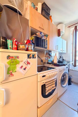 En plein cœur d'un secteur très recherché du 16e arrondissement de Paris, à deux pas des transports et des commerces, découvrez ce studio / grande chambre de service situé au 5e et dernier étage (sans ascenseur).

Idéal pour un investissement patrimonial, une stratégie locative ou pour loger un enfant étudiant en toute sécurité dans un cadre prestigieux.

Localisation & Transports privilégiés :
- RER C (station Boulainvilliers) à quelques pas.
- Métro Ligne 9 (station La Muette) à proximité immédiate.
- Quartier dynamique, commerçant et sécurisé, très prisé des étudiants et jeunes actifs.

Les atouts de l'appartement :
•	Belle surface optimisée : 14,84 m² proposant un agencement fonctionnel et chaleureux.
•	Cuisine meublée et équipée : Plaque de cuisson, four, évier et branchement/emplacement pour machine à laver déjà intégrée.
•	Le charme de l'ancien préservé : Présence d'une jolie cheminée apportant beaucoup de cachet à la pièce.
•	Confort & Isolation : Fenêtres en double vitrage pour un calme absolu.
•	Sanitaires : Coin douche et WC situés sur le palier, parfaitement entretenus.

La copropriété & L'environnement :
•	Immeuble de très haut standing : Magnifique bâtiment de fin du XIXᵉ siècle.
•	Prestations de caractère : Hall d'entrée avec double sas sécurisé et superbes boiseries d'époque.
•	Emplacement stratégique : Proximité immédiate des métros, bus, grandes écoles et commodités du 16e arrondissement.

Informations financières & Techniques :
•	Prix de vente : 180 000 € (Honoraires agence inclus)
•	Étage : 5e et dernier étage (sans ascenseur)
•	DPE projeté : D

Dossier complet et visites sur demande.

N'hésitez pas à me contacter directement pour organiser une découverte du bien.