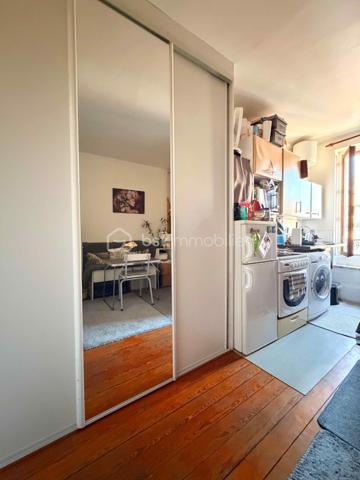 En plein cœur d'un secteur très recherché du 16e arrondissement de Paris, à deux pas des transports et des commerces, découvrez ce studio / grande chambre de service situé au 5e et dernier étage (sans ascenseur).

Idéal pour un investissement patrimonial, une stratégie locative ou pour loger un enfant étudiant en toute sécurité dans un cadre prestigieux.

Localisation & Transports privilégiés :
- RER C (station Boulainvilliers) à quelques pas.
- Métro Ligne 9 (station La Muette) à proximité immédiate.
- Quartier dynamique, commerçant et sécurisé, très prisé des étudiants et jeunes actifs.

Les atouts de l'appartement :
•	Belle surface optimisée : 14,84 m² proposant un agencement fonctionnel et chaleureux.
•	Cuisine meublée et équipée : Plaque de cuisson, four, évier et branchement/emplacement pour machine à laver déjà intégrée.
•	Le charme de l'ancien préservé : Présence d'une jolie cheminée apportant beaucoup de cachet à la pièce.
•	Confort & Isolation : Fenêtres en double vitrage pour un calme absolu.
•	Sanitaires : Coin douche et WC situés sur le palier, parfaitement entretenus.

La copropriété & L'environnement :
•	Immeuble de très haut standing : Magnifique bâtiment de fin du XIXᵉ siècle.
•	Prestations de caractère : Hall d'entrée avec double sas sécurisé et superbes boiseries d'époque.
•	Emplacement stratégique : Proximité immédiate des métros, bus, grandes écoles et commodités du 16e arrondissement.

Informations financières & Techniques :
•	Prix de vente : 180 000 € (Honoraires agence inclus)
•	Étage : 5e et dernier étage (sans ascenseur)
•	DPE projeté : D

Dossier complet et visites sur demande.

N'hésitez pas à me contacter directement pour organiser une découverte du bien.