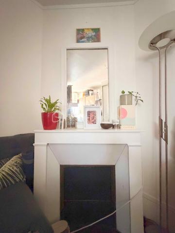 En plein cœur d'un secteur très recherché du 16e arrondissement de Paris, à deux pas des transports et des commerces, découvrez ce studio / grande chambre de service situé au 5e et dernier étage (sans ascenseur).

Idéal pour un investissement patrimonial, une stratégie locative ou pour loger un enfant étudiant en toute sécurité dans un cadre prestigieux.

Localisation & Transports privilégiés :
- RER C (station Boulainvilliers) à quelques pas.
- Métro Ligne 9 (station La Muette) à proximité immédiate.
- Quartier dynamique, commerçant et sécurisé, très prisé des étudiants et jeunes actifs.

Les atouts de l'appartement :
•	Belle surface optimisée : 14,84 m² proposant un agencement fonctionnel et chaleureux.
•	Cuisine meublée et équipée : Plaque de cuisson, four, évier et branchement/emplacement pour machine à laver déjà intégrée.
•	Le charme de l'ancien préservé : Présence d'une jolie cheminée apportant beaucoup de cachet à la pièce.
•	Confort & Isolation : Fenêtres en double vitrage pour un calme absolu.
•	Sanitaires : Coin douche et WC situés sur le palier, parfaitement entretenus.

La copropriété & L'environnement :
•	Immeuble de très haut standing : Magnifique bâtiment de fin du XIXᵉ siècle.
•	Prestations de caractère : Hall d'entrée avec double sas sécurisé et superbes boiseries d'époque.
•	Emplacement stratégique : Proximité immédiate des métros, bus, grandes écoles et commodités du 16e arrondissement.

Informations financières & Techniques :
•	Prix de vente : 180 000 € (Honoraires agence inclus)
•	Étage : 5e et dernier étage (sans ascenseur)
•	DPE projeté : D

Dossier complet et visites sur demande.

N'hésitez pas à me contacter directement pour organiser une découverte du bien.