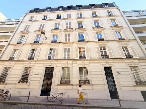En plein cœur d'un secteur très recherché du 16e arrondissement de Paris, à deux pas des transports et des commerces, découvrez ce studio / grande chambre de service situé au 5e et dernier étage (sans ascenseur).

Idéal pour un investissement patrimonial, une stratégie locative ou pour loger un enfant étudiant en toute sécurité dans un cadre prestigieux.

Localisation & Transports privilégiés :
- RER C (station Boulainvilliers) à quelques pas.
- Métro Ligne 9 (station La Muette) à proximité immédiate.
- Quartier dynamique, commerçant et sécurisé, très prisé des étudiants et jeunes actifs.

Les atouts de l'appartement :
•	Belle surface optimisée : 14,84 m² proposant un agencement fonctionnel et chaleureux.
•	Cuisine meublée et équipée : Plaque de cuisson, four, évier et branchement/emplacement pour machine à laver déjà intégrée.
•	Le charme de l'ancien préservé : Présence d'une jolie cheminée apportant beaucoup de cachet à la pièce.
•	Confort & Isolation : Fenêtres en double vitrage pour un calme absolu.
•	Sanitaires : Coin douche et WC situés sur le palier, parfaitement entretenus.

La copropriété & L'environnement :
•	Immeuble de très haut standing : Magnifique bâtiment de fin du XIXᵉ siècle.
•	Prestations de caractère : Hall d'entrée avec double sas sécurisé et superbes boiseries d'époque.
•	Emplacement stratégique : Proximité immédiate des métros, bus, grandes écoles et commodités du 16e arrondissement.

Informations financières & Techniques :
•	Prix de vente : 180 000 € (Honoraires agence inclus)
•	Étage : 5e et dernier étage (sans ascenseur)
•	DPE projeté : D

Dossier complet et visites sur demande.

N'hésitez pas à me contacter directement pour organiser une découverte du bien.