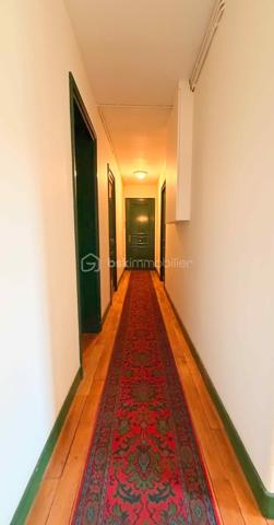 En plein cœur d'un secteur très recherché du 16e arrondissement de Paris, à deux pas des transports et des commerces, découvrez ce studio / grande chambre de service situé au 5e et dernier étage (sans ascenseur).

Idéal pour un investissement patrimonial, une stratégie locative ou pour loger un enfant étudiant en toute sécurité dans un cadre prestigieux.

Localisation & Transports privilégiés :
- RER C (station Boulainvilliers) à quelques pas.
- Métro Ligne 9 (station La Muette) à proximité immédiate.
- Quartier dynamique, commerçant et sécurisé, très prisé des étudiants et jeunes actifs.

Les atouts de l'appartement :
•	Belle surface optimisée : 14,84 m² proposant un agencement fonctionnel et chaleureux.
•	Cuisine meublée et équipée : Plaque de cuisson, four, évier et branchement/emplacement pour machine à laver déjà intégrée.
•	Le charme de l'ancien préservé : Présence d'une jolie cheminée apportant beaucoup de cachet à la pièce.
•	Confort & Isolation : Fenêtres en double vitrage pour un calme absolu.
•	Sanitaires : Coin douche et WC situés sur le palier, parfaitement entretenus.

La copropriété & L'environnement :
•	Immeuble de très haut standing : Magnifique bâtiment de fin du XIXᵉ siècle.
•	Prestations de caractère : Hall d'entrée avec double sas sécurisé et superbes boiseries d'époque.
•	Emplacement stratégique : Proximité immédiate des métros, bus, grandes écoles et commodités du 16e arrondissement.

Informations financières & Techniques :
•	Prix de vente : 180 000 € (Honoraires agence inclus)
•	Étage : 5e et dernier étage (sans ascenseur)
•	DPE projeté : D

Dossier complet et visites sur demande.

N'hésitez pas à me contacter directement pour organiser une découverte du bien.