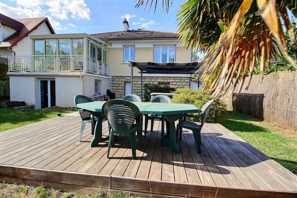 Maison familiale lumineuse 183 m² au sol sur terrain paysagé de 522 m²  avec espace jacuzzi