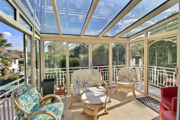 Maison familiale lumineuse 183 m² au sol sur terrain paysagé de 522 m²  avec espace jacuzzi