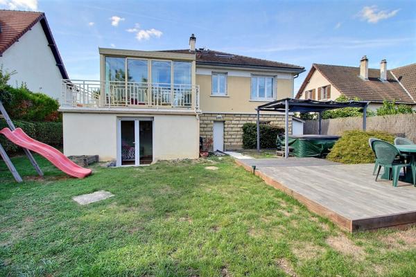 Maison familiale lumineuse 183 m² au sol sur terrain paysagé de 522 m²  avec espace jacuzzi