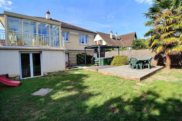 Maison familiale lumineuse 183 m² au sol sur terrain paysagé de 522 m²  avec espace jacuzzi