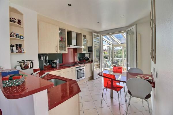 Maison familiale lumineuse 183 m² au sol sur terrain paysagé de 522 m²  avec espace jacuzzi