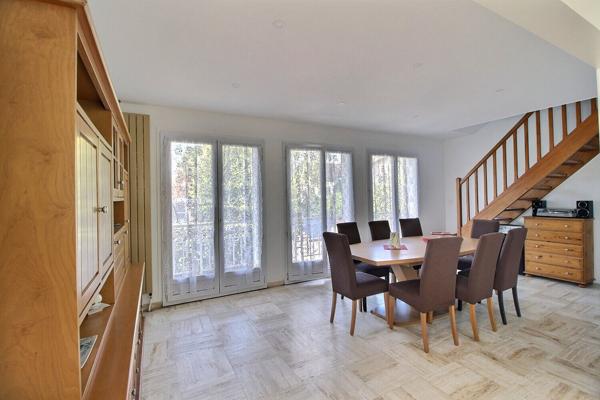 Maison familiale lumineuse 183 m² au sol sur terrain paysagé de 522 m²  avec espace jacuzzi