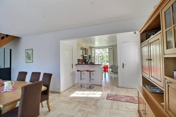 Maison familiale lumineuse 183 m² au sol sur terrain paysagé de 522 m²  avec espace jacuzzi