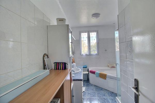 Maison familiale lumineuse 183 m² au sol sur terrain paysagé de 522 m²  avec espace jacuzzi