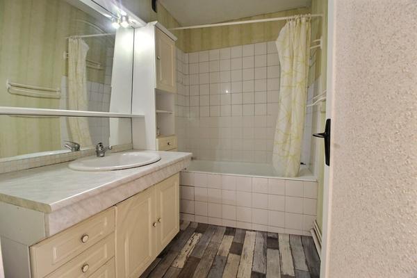 Appartement Clermont Ferrand  T5 avec garage, balcon et cave.