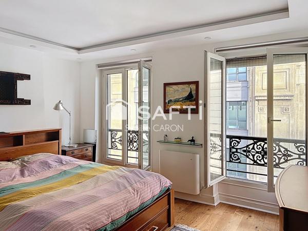 Dernier étage – lumineux – 1 min à pied du métro Barbès, 7 min du square Louis-Michel