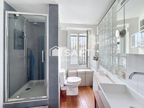 Dernier étage – lumineux – 1 min à pied du métro Barbès, 7 min du square Louis-Michel