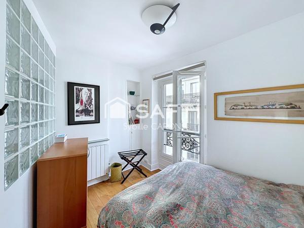 Dernier étage – lumineux – 1 min à pied du métro Barbès, 7 min du square Louis-Michel