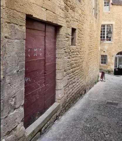 Commerce - Sarlat-la-caneda Sarlat Centre-Ville – Local professionnel 80 m² (2 pièces)