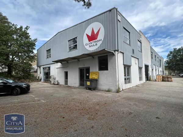 Location local commercial 560m²