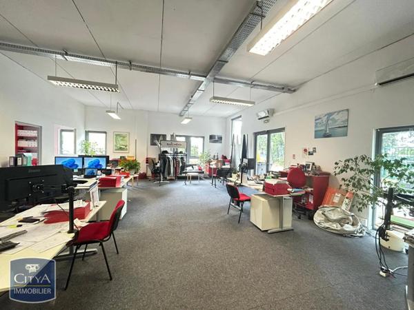 Location local commercial 560m²