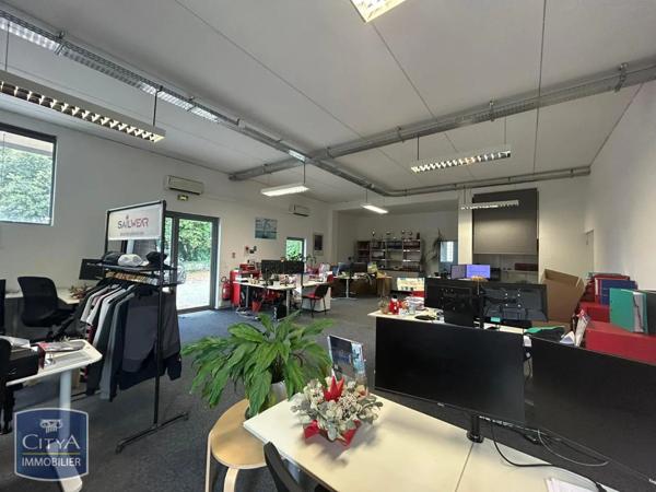 Location local commercial 560m²