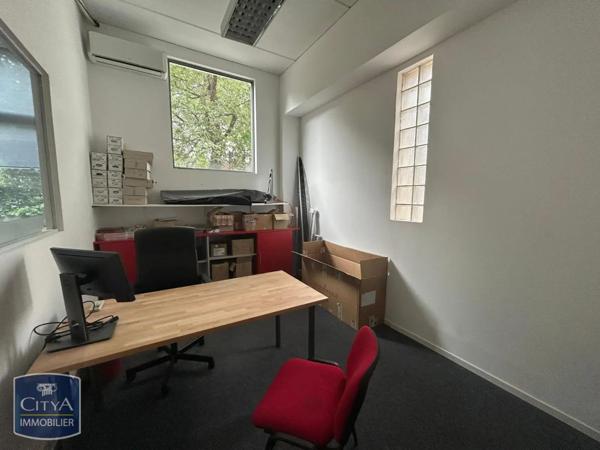 Location local commercial 560m²