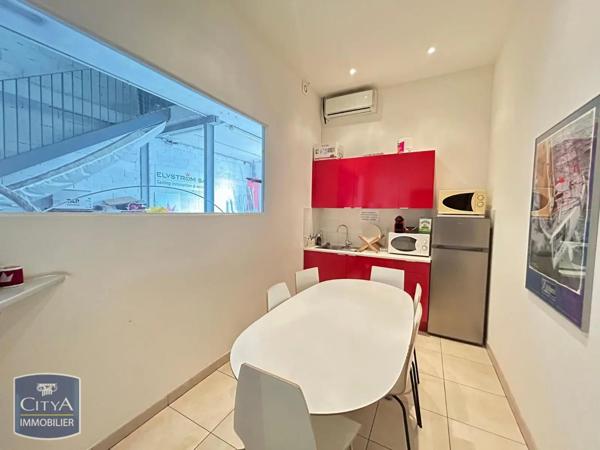 Location local commercial 560m²