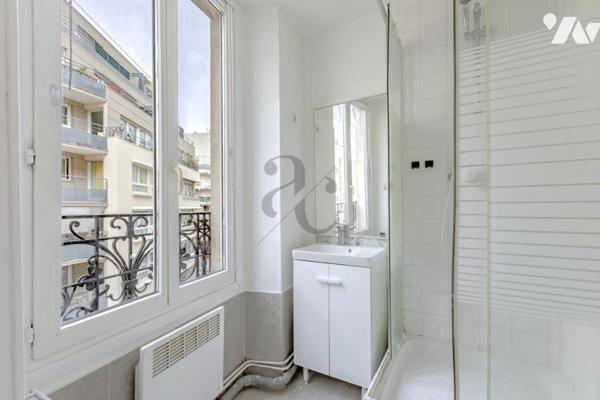 Belleville – Charmant 2 pièces, lumineux sur rue, cave incluse