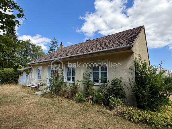 Située sur la commune d'Amfreville-Saint-Amand, cette maison de plain-pied d'environ 84 m2 offre un cadre de vie agréable et fonctionnel.

Elle se compose d'une entrée avec placard, un séjour et une cuisine semi-ouverte. Un couloir avec rangement dessert trois chambres, une salle de douche et un wc.

La maison bénéficie de fenêtres en pvc, double vitrages, équipées de volets roulants électriques. 
Le chauffage est assuré par une chaudière fioul à condensation. 

La maison dispose d'un garage avec une porte motorisée. 

À l'extérieur, vous profiterez d'un terrain clos d'environ 950 m2.

À noter, le tableau électrique sera refait.

Une visite vidéo est disponible sur YT (ÉLISE SOARES immobilier)