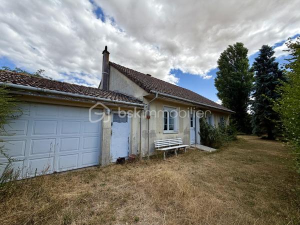 Située sur la commune d'Amfreville-Saint-Amand, cette maison de plain-pied d'environ 84 m2 offre un cadre de vie agréable et fonctionnel.

Elle se compose d'une entrée avec placard, un séjour et une cuisine semi-ouverte. Un couloir avec rangement dessert trois chambres, une salle de douche et un wc.

La maison bénéficie de fenêtres en pvc, double vitrages, équipées de volets roulants électriques. 
Le chauffage est assuré par une chaudière fioul à condensation. 

La maison dispose d'un garage avec une porte motorisée. 

À l'extérieur, vous profiterez d'un terrain clos d'environ 950 m2.

À noter, le tableau électrique sera refait.

Une visite vidéo est disponible sur YT (ÉLISE SOARES immobilier)