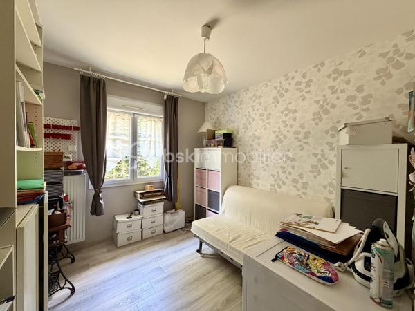Située sur la commune d'Amfreville-Saint-Amand, cette maison de plain-pied d'environ 84 m2 offre un cadre de vie agréable et fonctionnel.

Elle se compose d'une entrée avec placard, un séjour et une cuisine semi-ouverte. Un couloir avec rangement dessert trois chambres, une salle de douche et un wc.

La maison bénéficie de fenêtres en pvc, double vitrages, équipées de volets roulants électriques. 
Le chauffage est assuré par une chaudière fioul à condensation. 

La maison dispose d'un garage avec une porte motorisée. 

À l'extérieur, vous profiterez d'un terrain clos d'environ 950 m2.

À noter, le tableau électrique sera refait.

Une visite vidéo est disponible sur YT (ÉLISE SOARES immobilier)