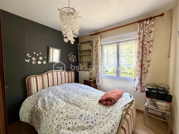 Située sur la commune d'Amfreville-Saint-Amand, cette maison de plain-pied d'environ 84 m2 offre un cadre de vie agréable et fonctionnel.

Elle se compose d'une entrée avec placard, un séjour et une cuisine semi-ouverte. Un couloir avec rangement dessert trois chambres, une salle de douche et un wc.

La maison bénéficie de fenêtres en pvc, double vitrages, équipées de volets roulants électriques. 
Le chauffage est assuré par une chaudière fioul à condensation. 

La maison dispose d'un garage avec une porte motorisée. 

À l'extérieur, vous profiterez d'un terrain clos d'environ 950 m2.

À noter, le tableau électrique sera refait.

Une visite vidéo est disponible sur YT (ÉLISE SOARES immobilier)