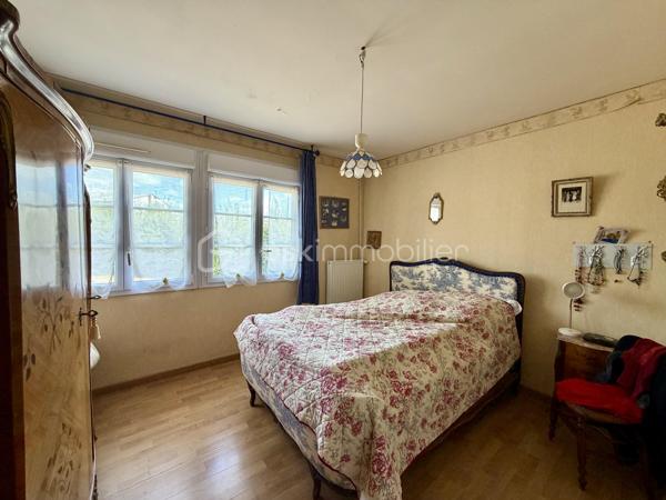 Située sur la commune d'Amfreville-Saint-Amand, cette maison de plain-pied d'environ 84 m2 offre un cadre de vie agréable et fonctionnel.

Elle se compose d'une entrée avec placard, un séjour et une cuisine semi-ouverte. Un couloir avec rangement dessert trois chambres, une salle de douche et un wc.

La maison bénéficie de fenêtres en pvc, double vitrages, équipées de volets roulants électriques. 
Le chauffage est assuré par une chaudière fioul à condensation. 

La maison dispose d'un garage avec une porte motorisée. 

À l'extérieur, vous profiterez d'un terrain clos d'environ 950 m2.

À noter, le tableau électrique sera refait.

Une visite vidéo est disponible sur YT (ÉLISE SOARES immobilier)