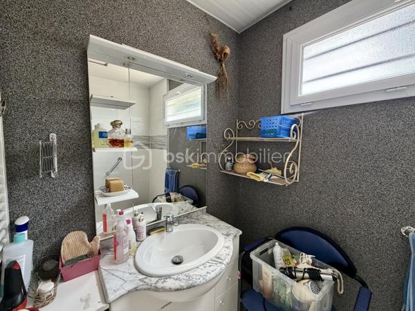 Située sur la commune d'Amfreville-Saint-Amand, cette maison de plain-pied d'environ 84 m2 offre un cadre de vie agréable et fonctionnel.

Elle se compose d'une entrée avec placard, un séjour et une cuisine semi-ouverte. Un couloir avec rangement dessert trois chambres, une salle de douche et un wc.

La maison bénéficie de fenêtres en pvc, double vitrages, équipées de volets roulants électriques. 
Le chauffage est assuré par une chaudière fioul à condensation. 

La maison dispose d'un garage avec une porte motorisée. 

À l'extérieur, vous profiterez d'un terrain clos d'environ 950 m2.

À noter, le tableau électrique sera refait.

Une visite vidéo est disponible sur YT (ÉLISE SOARES immobilier)
