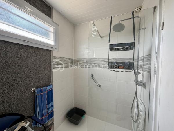 Située sur la commune d'Amfreville-Saint-Amand, cette maison de plain-pied d'environ 84 m2 offre un cadre de vie agréable et fonctionnel.

Elle se compose d'une entrée avec placard, un séjour et une cuisine semi-ouverte. Un couloir avec rangement dessert trois chambres, une salle de douche et un wc.

La maison bénéficie de fenêtres en pvc, double vitrages, équipées de volets roulants électriques. 
Le chauffage est assuré par une chaudière fioul à condensation. 

La maison dispose d'un garage avec une porte motorisée. 

À l'extérieur, vous profiterez d'un terrain clos d'environ 950 m2.

À noter, le tableau électrique sera refait.

Une visite vidéo est disponible sur YT (ÉLISE SOARES immobilier)